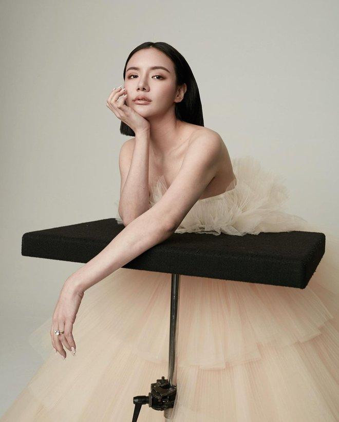 Kim Lim ly hôn với chồng cũ Kho Bin Kai vào năm 2020 sau hơn 3 năm chung sống và có một cậu con trai, Kyden, 4 tuổi. Cô điều hành một số công ty liên quan đến làm đẹp, bao gồm Illumia Therapeutics, và được cho sẽ sớm tiếp quản khối gia sản 2,7 tỷ SGD của tỷ phú Peter Lim.