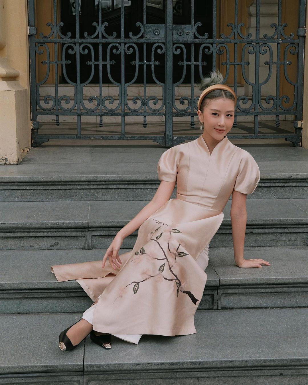 Quỳnh Anh Shyn vẫn toát lên thần thái fashionista trong bộ áo dài cách tân. Quỳnh Anh Shyn vẫn toát lên thần thái fashionista trong bộ áo dài cách tân.