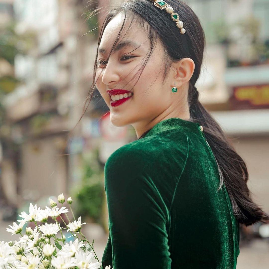 Cô gái đa tài sinh năm 1995 Helly Tống đăng loạt ảnh diện nhiều mẫu áo dài vừa cổ điển vừa hiện đại. Cô gái đa tài sinh năm 1995 Helly Tống đăng loạt ảnh diện nhiều mẫu áo dài vừa cổ điển vừa hiện đại.