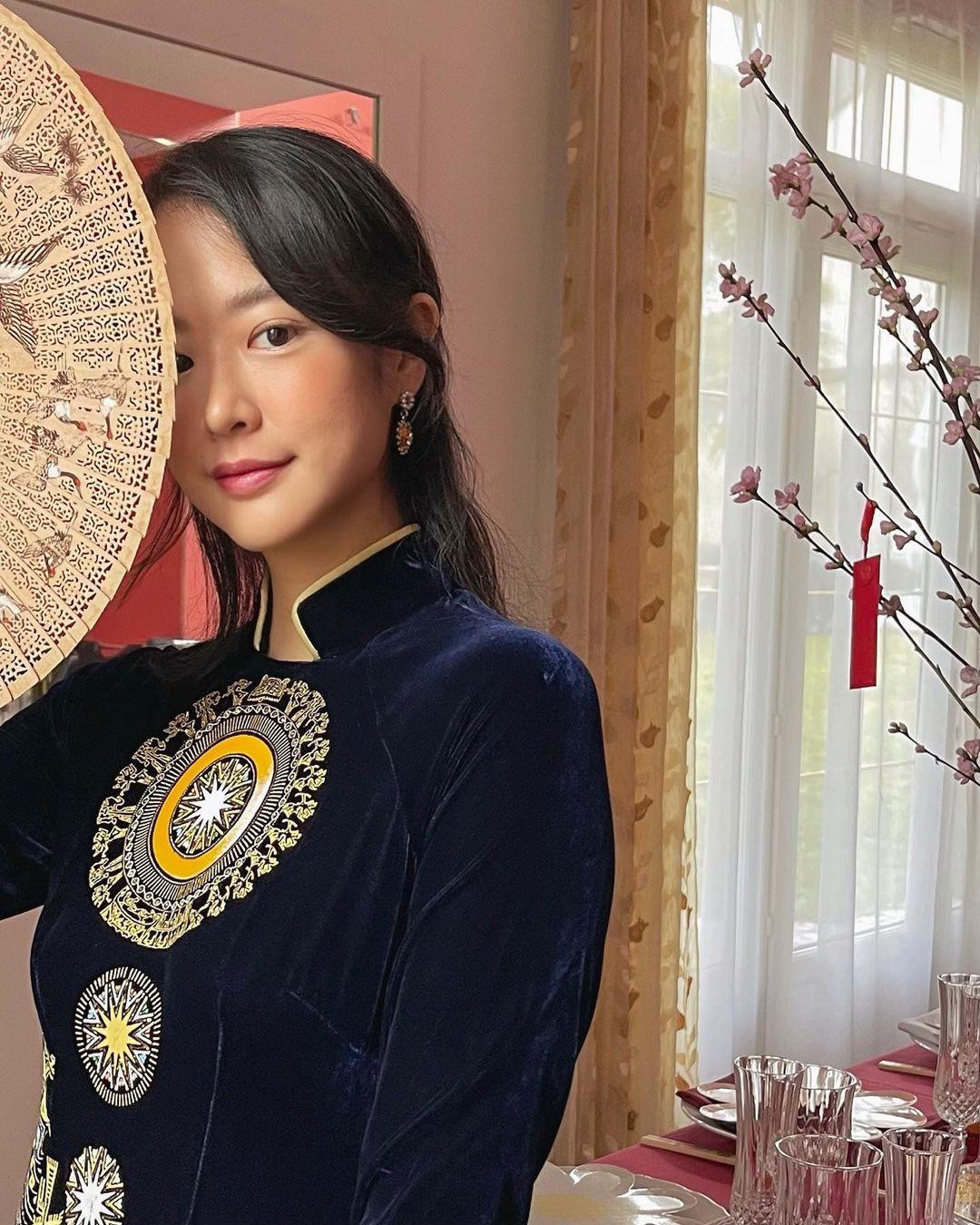 Amandine - nàng thơ gốc Việt lai Pháp từng đóng MV Trốn tìm của Đen Vâu, diện áo dài màu trầm bên hoa đào. Amandine - nàng thơ gốc Việt lai Pháp từng đóng MV Trốn tìm của Đen Vâu, diện áo dài màu trầm bên hoa đào.