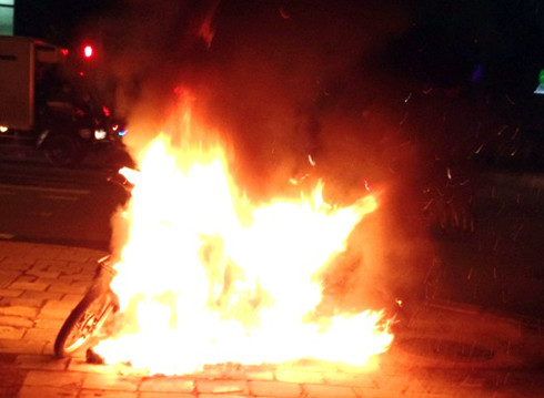 Ngọn lửa bao trùm toàn bộ xe. Ảnh: An Nhơn. Ngọn lửa bao trùm toàn bộ xe. Ảnh: An Nhơn