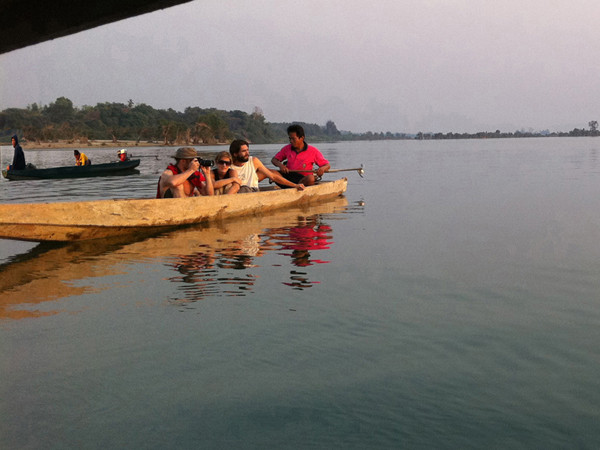 Du khách xem cá heo ở biên giới Lào và Campuchia Ảnh: KA. Du khách xem cá heo ở biên giới Lào và Campuchia Ảnh: KA
