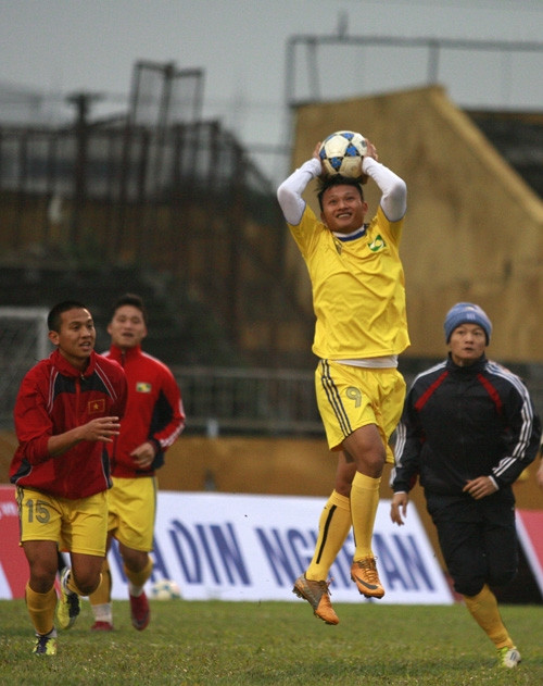 Các cầu thủ Sông Lam Nghệ An tập luyện Ảnh: Hồng Vĩnh