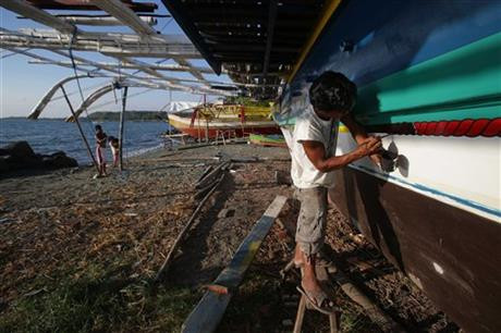 Một ngư dân Philippines sơn lại tàu cá của mình. Một ngư dân Philippines sơn lại tàu cá của mình