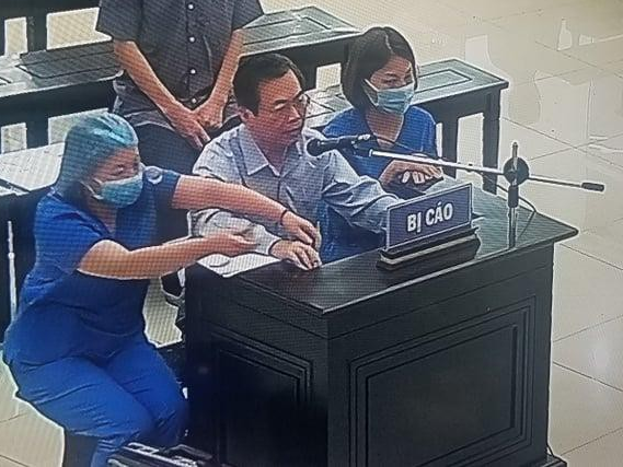 Cần 2 nhân viên y tế theo dõi sức khỏe trong quá trình bị cáo Hoàng trình bày. Cần 2 nhân viên y tế theo dõi sức khỏe trong quá trình bị cáo Hoàng trình bày.