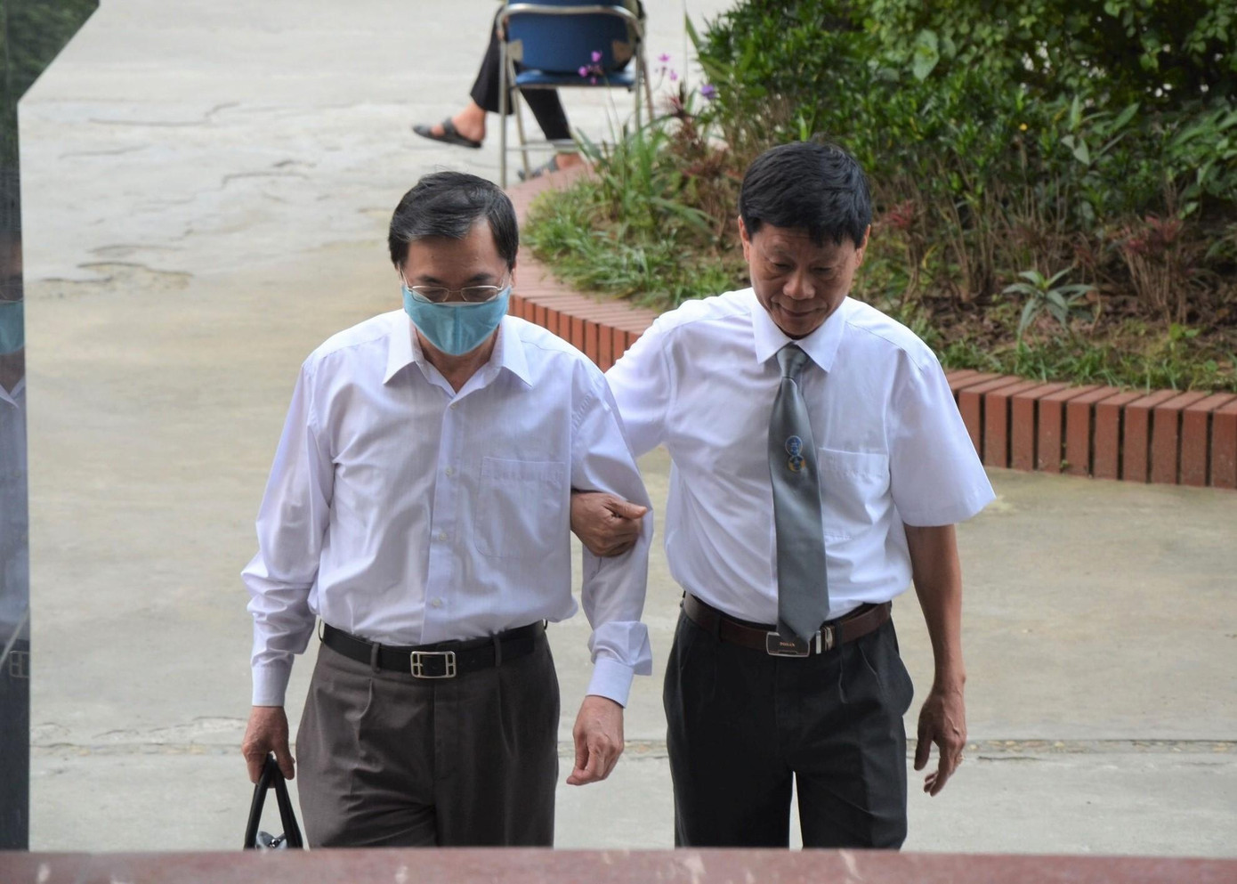 Bị cáo Vũ Huy Hoàng luôn cần người dìu, chăm sóc y tế tại tòa.