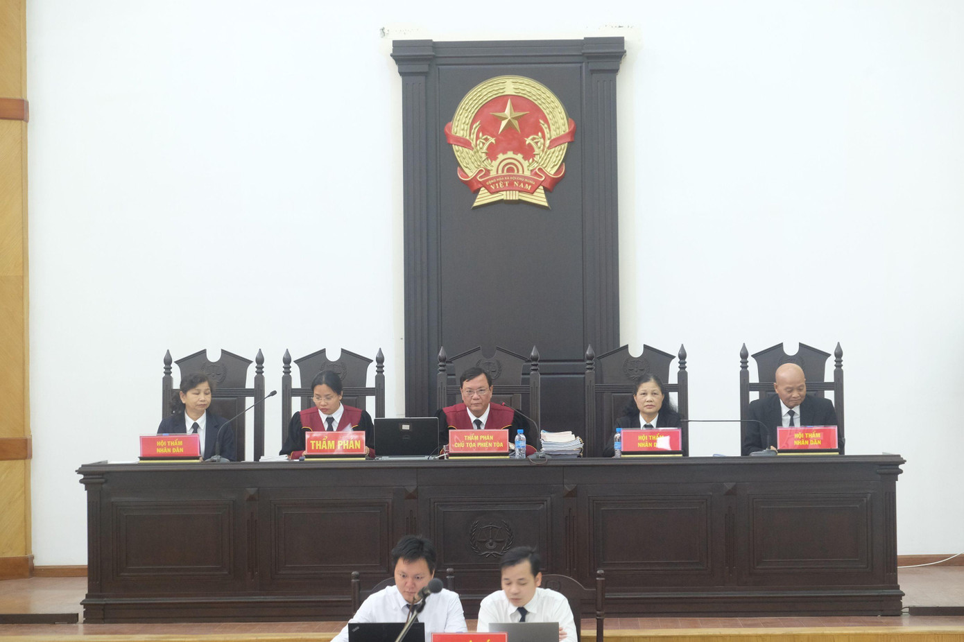 Hội đồng xét xử vụ án. Hội đồng xét xử vụ án.