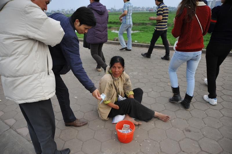 Người phụ nữ nhìn dáng vẻ tiều tụy, đáng thương duy nhất trong lực lượng cái bang đền Trần. Người phụ nữ nhìn dáng vẻ tiều tụy, đáng thương duy nhất trong lực lượng cái bang đền Trần