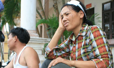 Bà Rích và người dân bị côn đồ đánh được sơ cứu