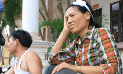 Bà Rích và người dân bị côn đồ đánh được sơ cứu