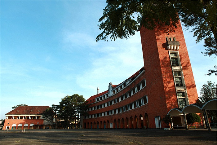 Vào sâu bên trong trường, bạn sẽ ngay lập tức bị ấn tượng bởi khối lớp học uốn mình theo một đường cung tròn mềm mại, ôm lấy khoảng sân khá rộng và tháp chuông cổ kính