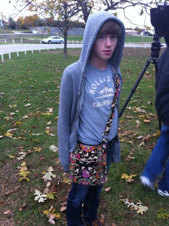 Anh chàng Skylar Davis cho rằng ai cũng có quyền đeo túi