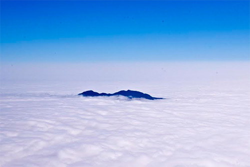  Thỉnh thoảng ta lại thấy đâu đó một hòn đảo nhô lên giữa biển mây trắng xóa