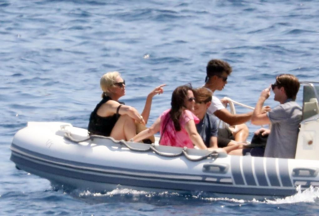 Page Six vừa tung loạt ảnh độc quyền về chuyến du lịch nghỉ dưỡng ở Hy Lạp của Charlize Theron cùng gia đình, gồm 2 con gái, mẹ của minh tinh 7x và một số đàn ông lạ mặt.