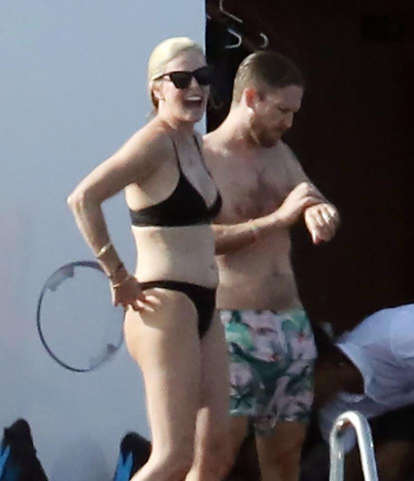 Trước thềm tuổi 46, Charlize vẫn giữ được thân hình cân đối, có chút mỡ thừa ở eo nhưng không đáng kể. Ngoài ra, cô nổi bật với làn da trắng sáng "bật tông".