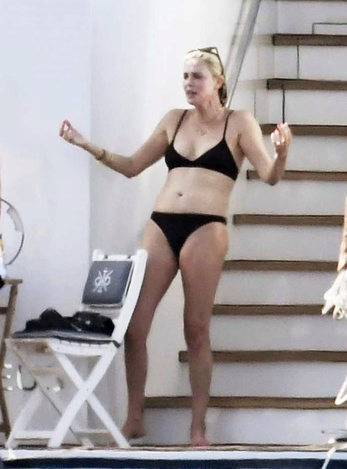 Theo đó, ngôi sao từng đoạt giải Oscar được nhìn thấy trên du thuyền ngoài khơi đảo Paros hôm thứ Ba (3/8, giờ địa phương). Người đẹp khoe dáng với bikini hai mảnh bé xíu màu đen.