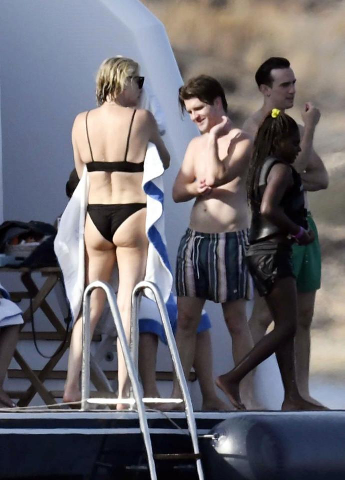 Theron từng có mối quan hệ lâu dài với nam diễn viên Stuart Townsend. Hai người yêu nhau và sống chung được 9 năm thì "đường ai nấy đi" vào năm 2010. Sau đó, cô có hẹn hò với đạo diễn Sean Penn nhưng chỉ kéo dài 1 năm. Mỹ nhân tóc vàng từng vướng nghi vấn qua lại với Brad Pitt nhưng chỉ sau một thời gian tin đồn tự động "chìm nghỉm".