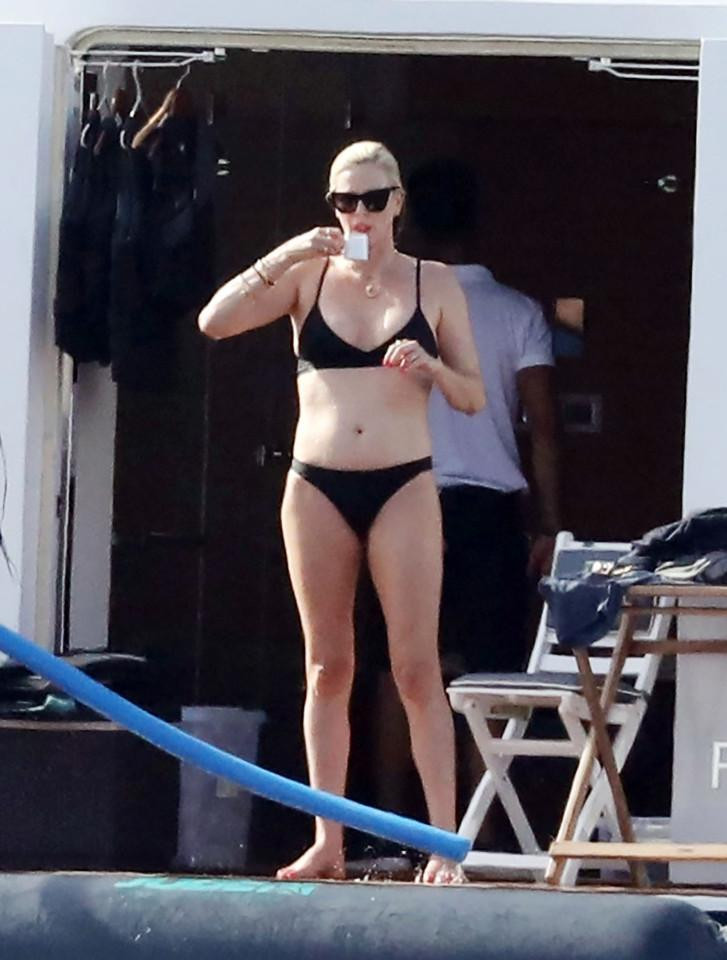 Cô sở hữu đôi chân thon dài đáng ghen tỵ. Được biết, Charlize cao 1m77.