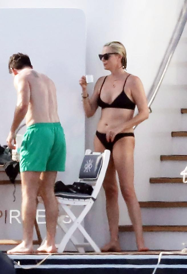 Tài năng, xinh đẹp, nhưng nữ thần Nam Phi vẫn "lẻ bóng" suốt nhiều năm qua. Giữa năm 2020, cô chia sẻ với báo giới rằng đã độc thân được 5 năm. Từ đó đến nay, cũng không có bóng dáng người đàn ông nào xuất hiện cạnh người đẹp.