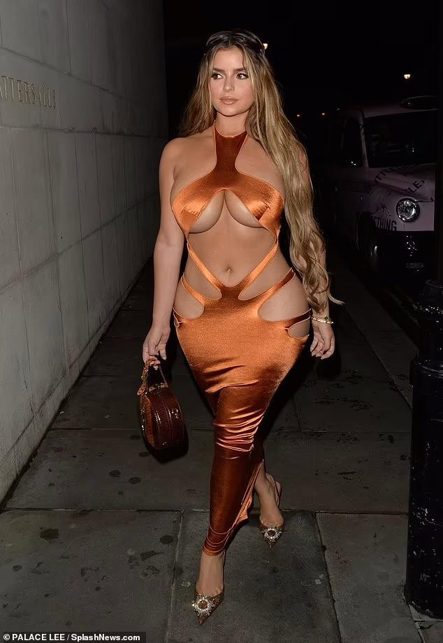 Mới đây, Demi Rose tham dự sự kiện ra mắt sản phẩm mới của thương hiệu thời trang PrettyLittleThing tại nhà hàng Zuma London. Mới đây, Demi Rose tham dự sự kiện ra mắt sản phẩm mới của thương hiệu thời trang PrettyLittleThing tại nhà hàng Zuma London.