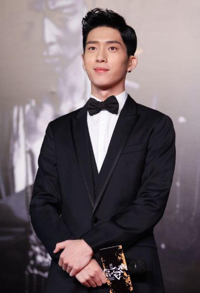 Tỉnh Bách Nhiên cũng bị réo tên trong bê bối tình dục của Ngô Diệc Phàm. Tỉnh Bách Nhiên cũng bị réo tên trong bê bối tình dục của Ngô Diệc Phàm.