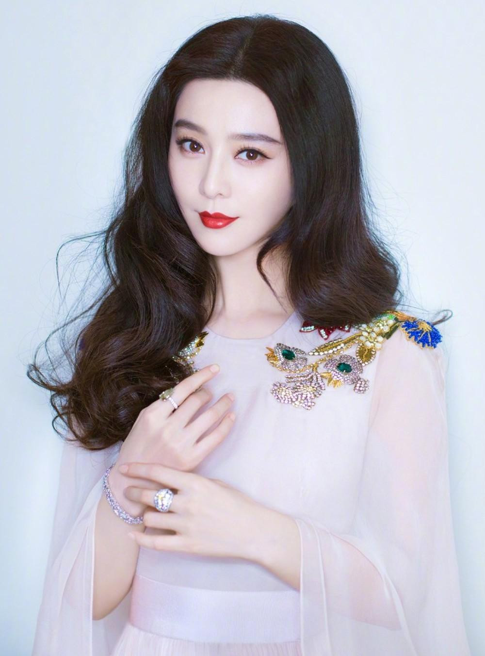 Phía nàng "Võ Mỵ Nương" lập tức bác bỏ những tin đồn thất thiệt. Phía nàng "Võ Mỵ Nương" lập tức bác bỏ những tin đồn thất thiệt.