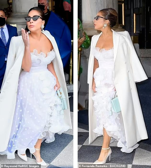 Ngày 30/6, Lady Gaga gây ấn tượng mạnh với tạo hình cô dâu trong chiếc váy organza xù trắng của Giambattista Valli bên dưới chiếc áo khoác Fendi màu kem. Cô đi giày cao gót Jimmy Choo, xách túi Mark Cross màu bạc hà và đeo kính mắt mèo.