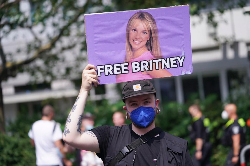 Phong trào #FreeBritney trở nên rầm rộ sau những hình ảnh "Công chúa nhạc pop" tiều tụy rời khỏi trung tâm điều trị sức khỏe tâm thần năm 2019.