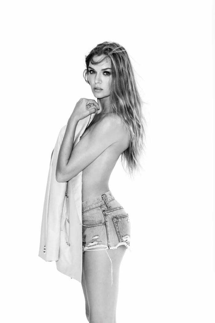 Bên cạnh thể thao, "thiên thần nội y" 9x cũng trải lòng về gia đình đặc biệt của cô. Theo đó, mẹ cô là một người đồng tính nữ, còn cha cô là một người đồng tính nam. Cô và em trai được thụ thai thông qua thụ tinh ống nghiệm sau khi mẹ cô đăng tin tìm người hiến tinh trùng trên một bản tin đồng tính địa phương.