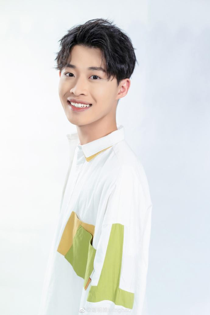 Tạ Minh Hạo đăng bài tố loạt sao nam là đồng phạm của Ngô Diệc Phàm.