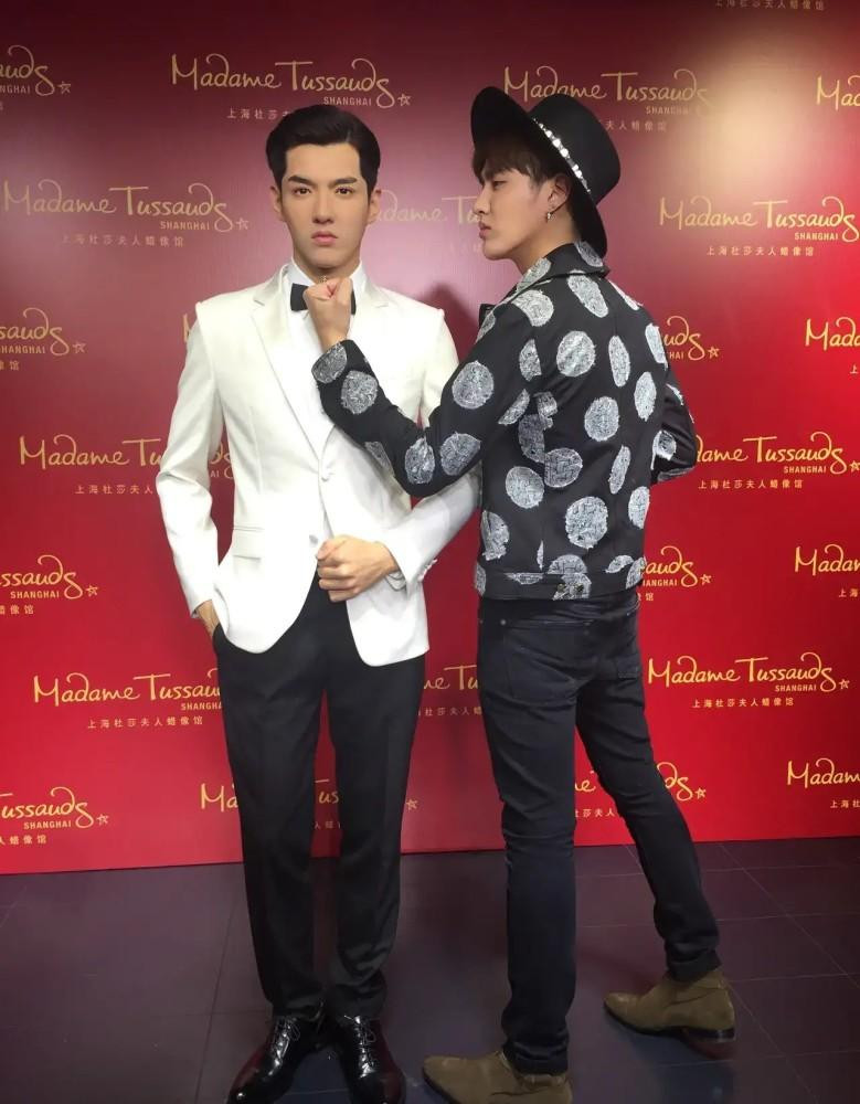 6 năm trước, Ngô Diệc Phàm tự hào khoe tượng sáp tại Madame Tussauds Thượng Hải. 6 năm trước, Ngô Diệc Phàm tự hào khoe tượng sáp tại Madame Tussauds Thượng Hải.