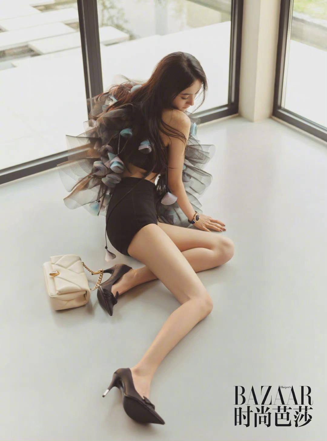 Từ lâu, ngôi sao &quot;Tam sinh tam thế: Thập lý đào hoa&quot; đã nổi tiếng với đôi chân thon dài, trắng mịn màng không tì vết. Chính cô hiểu rõ điểm mạnh cơ thể và thường xuyên xuất hiện trong những bộ đồ &quot;hở&quot; nhiều ở phần thân dưới.