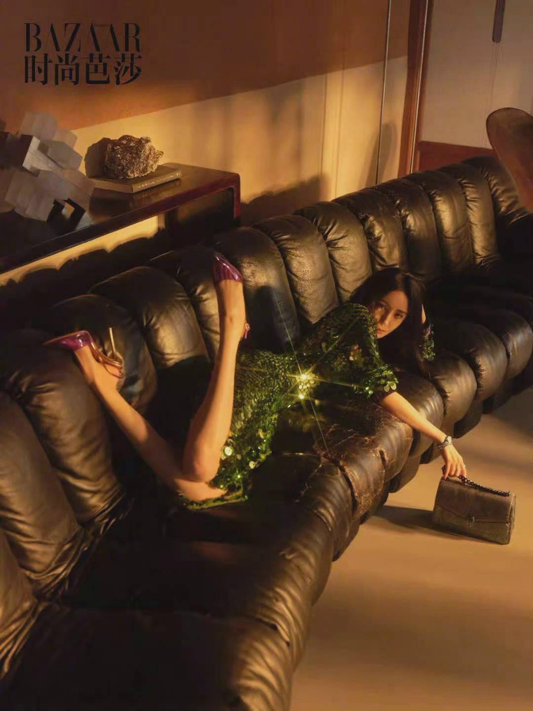 Bộ ảnh do nhiếp ảnh gia Trương Duyệt thực hiện, tập trung lột tả vẻ đẹp nữ tính, quyến rũ và sang chảnh của một trong những mỹ nhân Hoa ngữ &quot;hot&quot; nhất hiện nay.