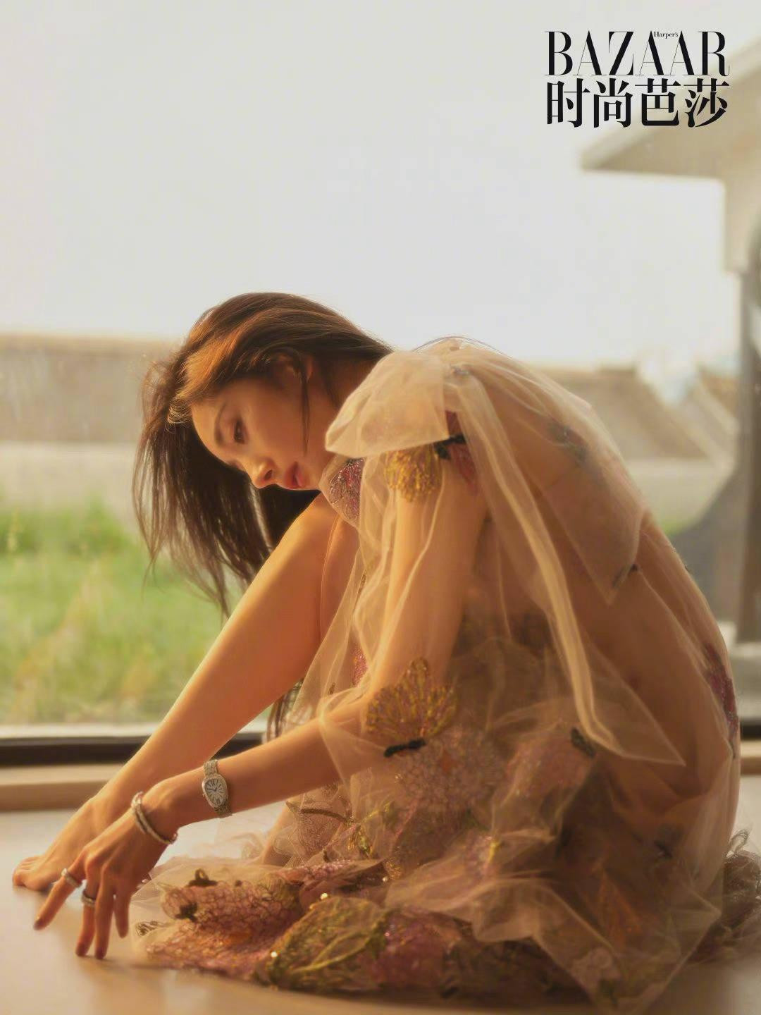 Ngoài đôi chân, nhan sắc tuổi 35 của Dương Mịch cũng khiến dân mạng không ngớt lời trầm trồ.