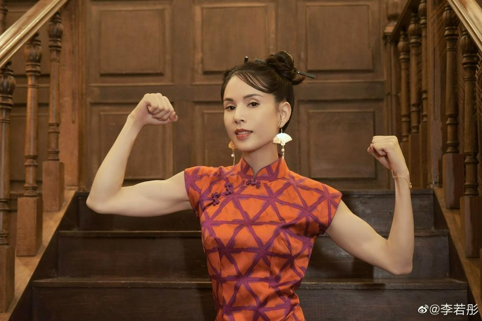 "Cô cô" còn khiến dân mạng ngạc nhiên với màn khoe cơ bắp. Nhìn bình thường, Lý Nhược Đồng trông mảnh mai, yếu đuổi, nhưng nhìn hai cánh tay nổi rõ cơ bắp thì rõ ràng là người tập thể hình lâu năm.