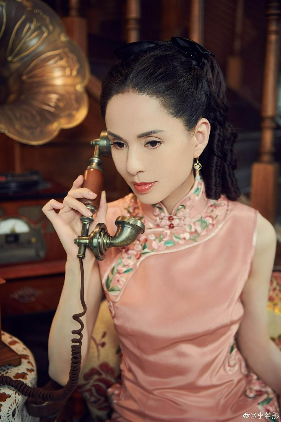 Mới đây, Lý Nhược Đồng gây chú ý khi đăng tải loạt ảnh "thả dáng" với trang phục xường xám truyền thống. "Những ai đam mê thể hình và yêu xường xám, đừng quên chụp ảnh nhé", cô chú thích.