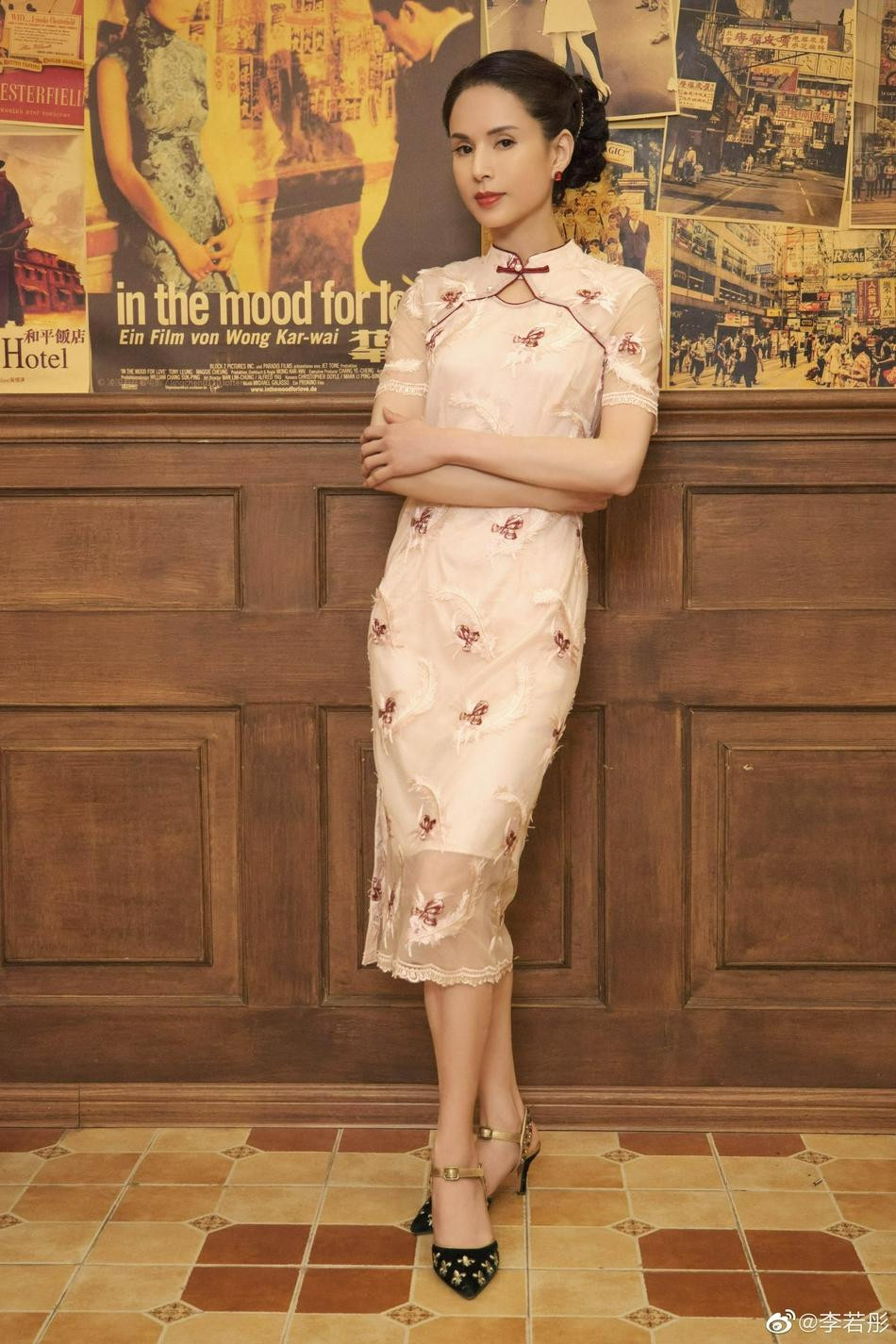 Bộ ảnh mới của nàng "Tiểu Long Nữ" được cho là lấy cảm hứng từ bộ phim "Tâm trạng khi yêu" của đạo diễn Vương Gia Vệ. Phim lấy bối cảnh Hong Kong những năm 1960, trong đó hình ảnh minh tinh Trương Mạn Ngọc yểu điệu trong những bộ xường xám đã trở thành biểu tượng kinh điển cho vẻ đẹp phụ nữ thời Dân Quốc trong lịch sử điện ảnh Hoa ngữ.