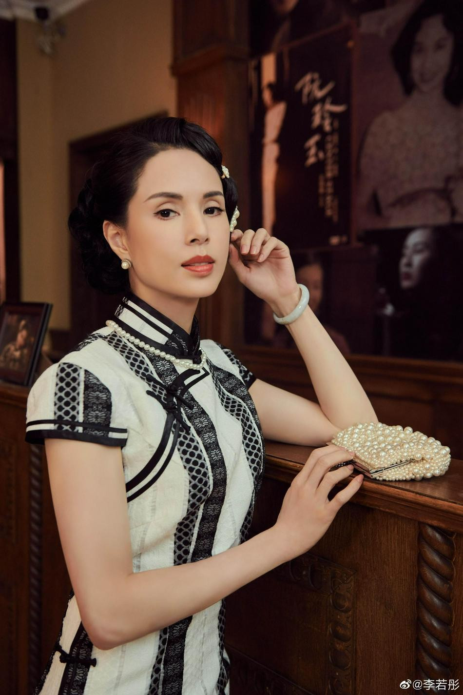 Với những bộ xường xám khác nhau, nữ diễn viên 6x mang đến những sắc thái khác nhau, khi nữ tính, thanh lịch, lúc lại nghịch ngợm, trẻ trung và có cả lạnh lùng, kiêu kỳ.