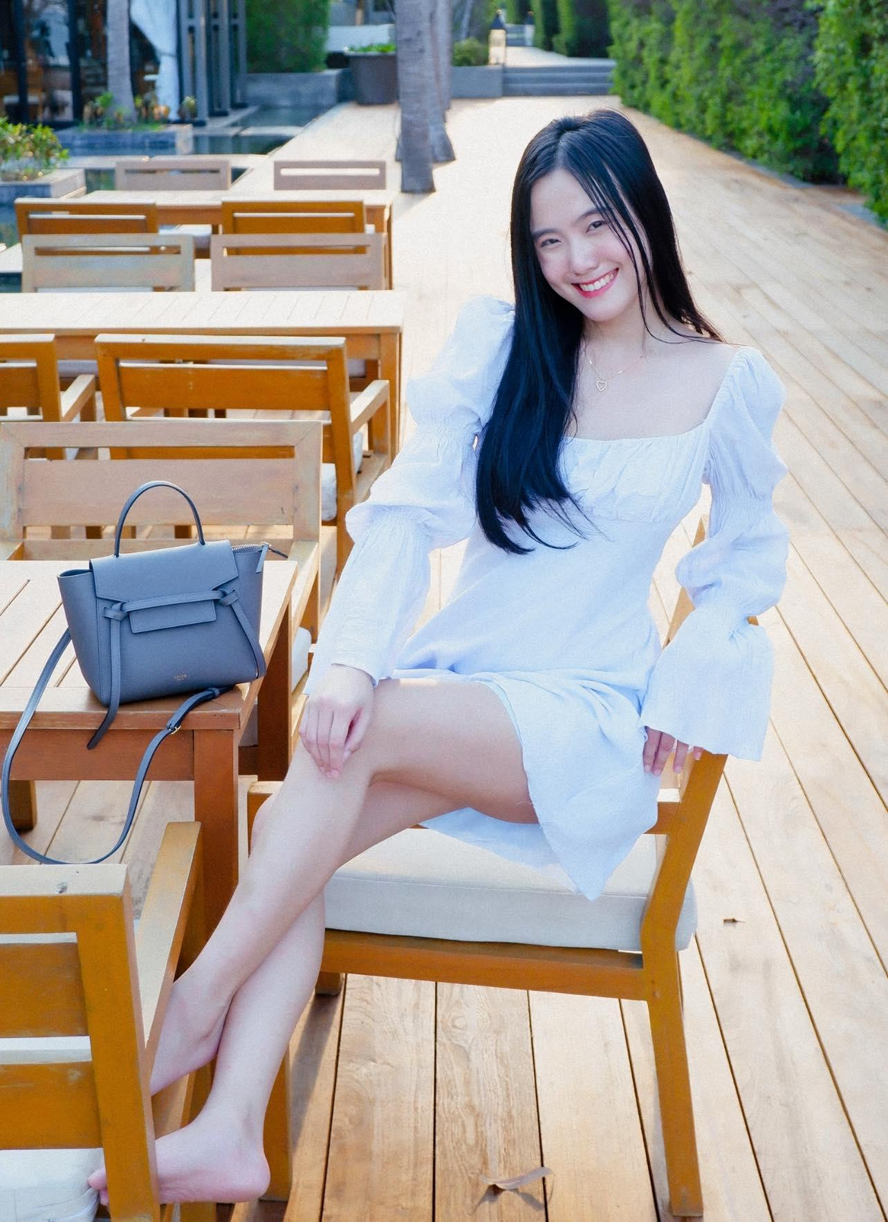 Nạn nhân Chatsaran Suwannakit là cô gái có vẻ ngoài ngọt ngào, xinh đẹp. Tuy nhiên, trước khi bị sát hại, cô đang chống chọi với chứng trầm cảm và rối loạn lượng cực.