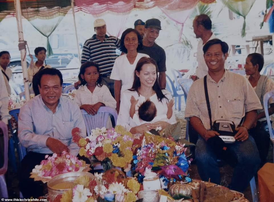 Anh Sarath Mounh (phải) giúp Angelina nhận nuôi Maddox dễ dàng hơn.