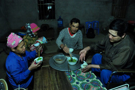 Anh Trường là con cả trong gia đình có 4 anh chị em, năm 33 tuổi, anh và chị Hương (40 tuổi) lấy nhau trong sự vui mừng của gia đình, làng trên xóm dưới