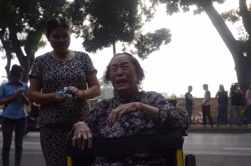 Cụ Nguyễn Thị Hòa 87 tuổi ở Đặng Dung, Hà Nội đi xe lăn đến viếng Đại tướng