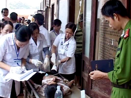 Nạn nhân được đưa đi sơ cứu tại bệnh viện đa khoa huyện Đăk Mil trước khi chuyển lên bệnh viện tuyến trên