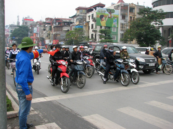 Chiến sĩ cảnh sát áo xanh đang làm nhiệm vụ