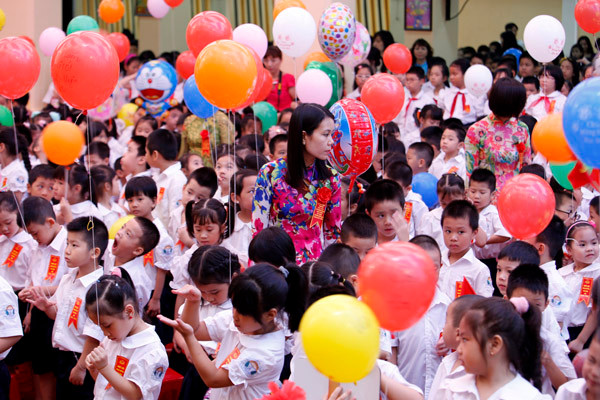 Giáo viên chăm sóc các em 