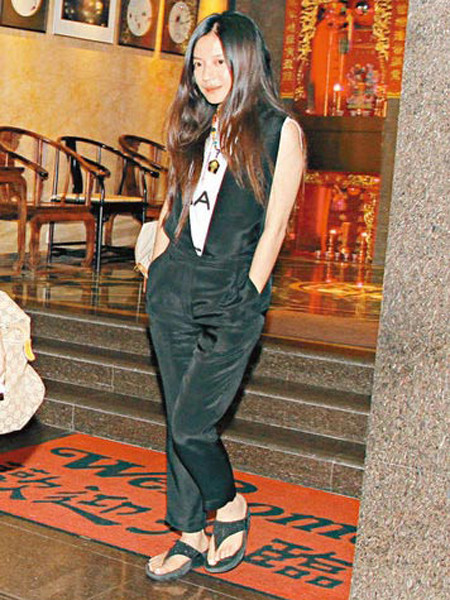 Vài ngày trước, giới truyền thông đã chộp được hình ảnh mẹ con Triệu Vy tại một trung tâm thương mại ở Hồng Kông. Nữ diễn viên xinh đẹp vui vẻ vẫy tay và mỉm cười chào người hâm mộ