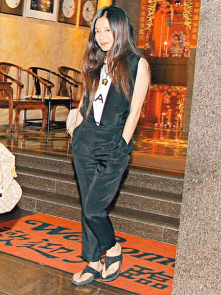 Vài ngày trước, giới truyền thông đã chộp được hình ảnh mẹ con Triệu Vy tại một trung tâm thương mại ở Hồng Kông. Nữ diễn viên xinh đẹp vui vẻ vẫy tay và mỉm cười chào người hâm mộ. Vài ngày trước, giới truyền thông đã chộp được hình ảnh mẹ con Triệu Vy tại một trung tâm thương mại ở Hồng Kông. Nữ diễn viên xinh đẹp vui vẻ vẫy tay và mỉm cười chào người hâm mộ