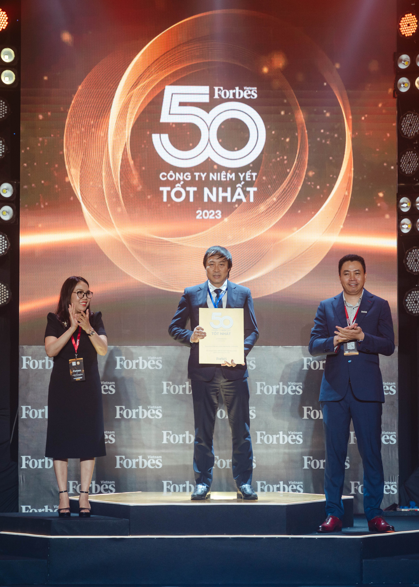 Đại diện PVFCCo nhận chứng nhận vinh danh Top 50 công ty niêm yết tốt nhất