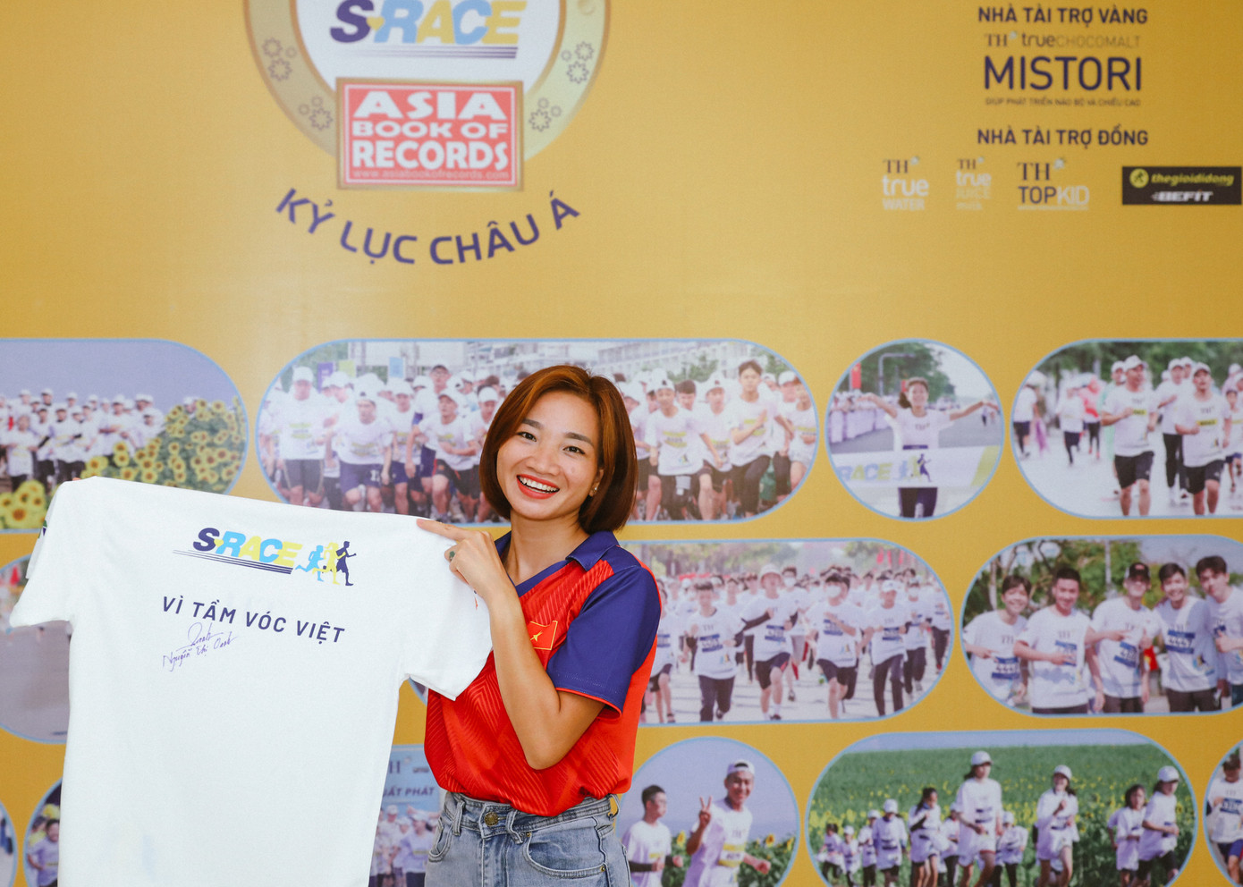 Tại lễ công bố giải chạy S-Race 2023 chiều 4/8, "Cô gái vàng" điền kinh Việt Nam Nguyễn Thị Oanh đã tới dự và cổ vũ cho giải.