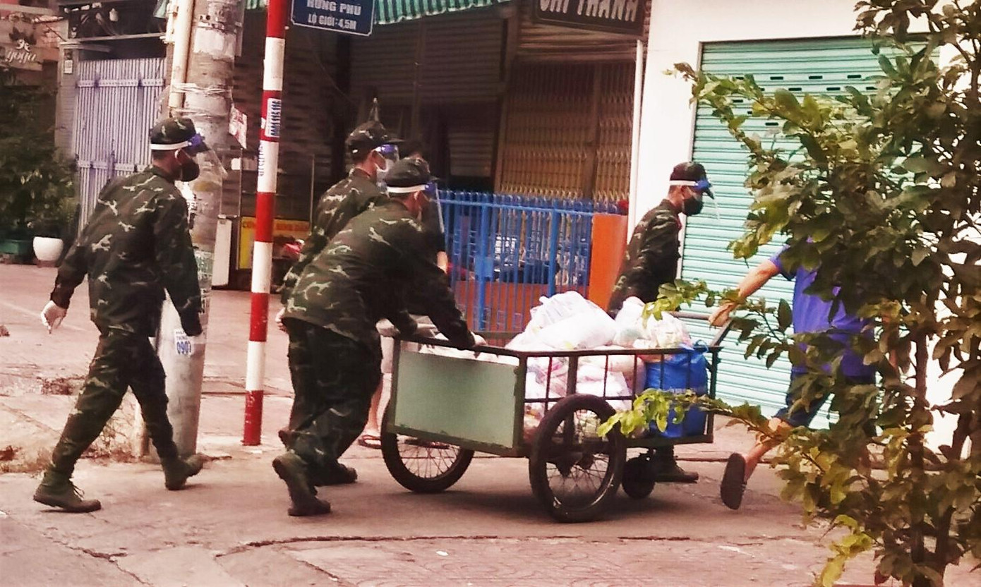 Hàng ngày, bộ đội Sư đoàn 309 vận chuyển nhu yếu phẩm vào cho các khu phố nghèo tại quận 8 Hàng ngày, bộ đội Sư đoàn 309 vận chuyển nhu yếu phẩm vào cho các khu phố nghèo tại quận 8